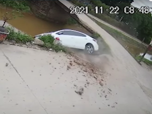 Un chauffard rate son virage et tombe dans une rivière (Vidéo)